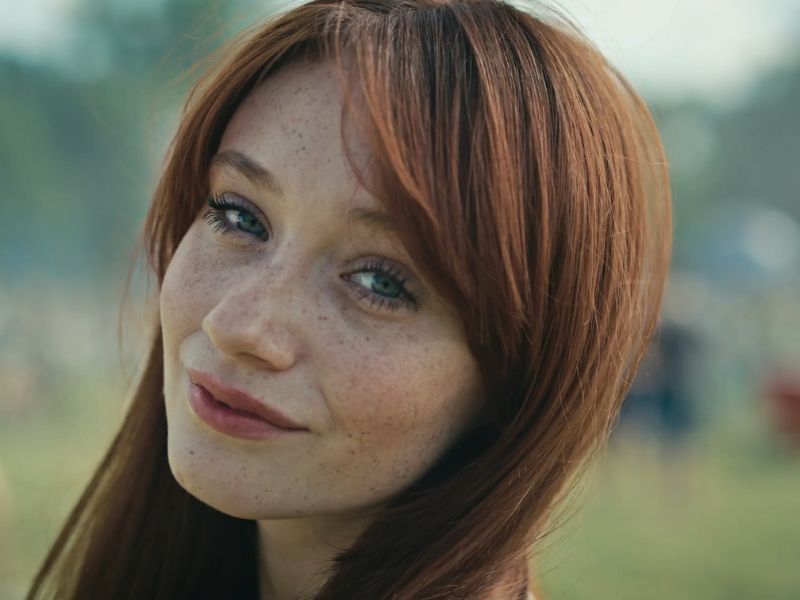 prelepa devojka sa narandžastom kosom i pegicama na licu