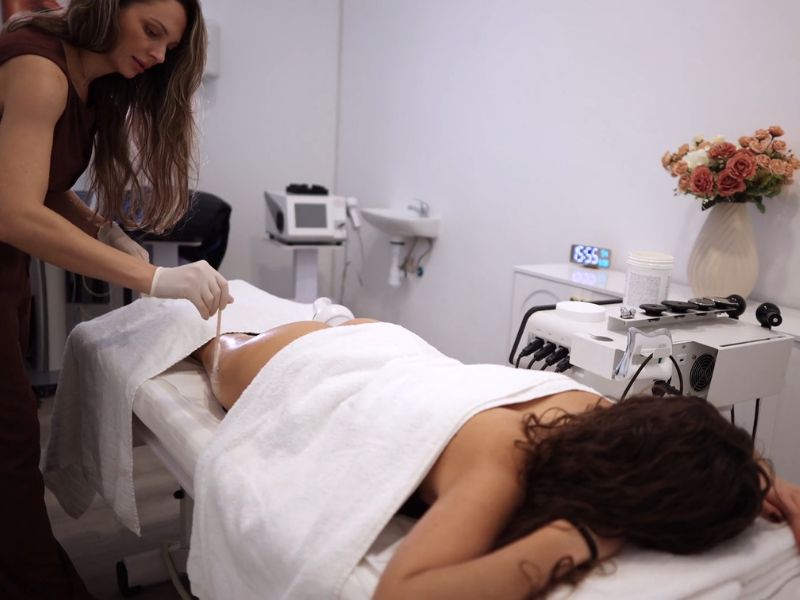 devojka na anticelulit masažu