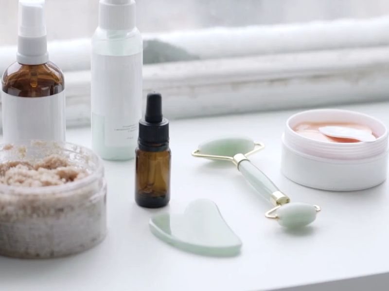 prikaz proizvoda za negu lica, roler i masažer za lcie, piling, sprejevi i okoloočni sunđerčići