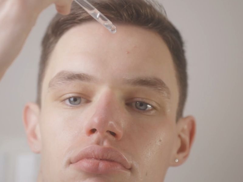 momak nanosi pipetom ulje na lice