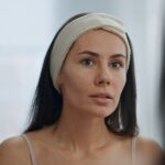 devojka sa trakom oko glave se gleda u ogledalo