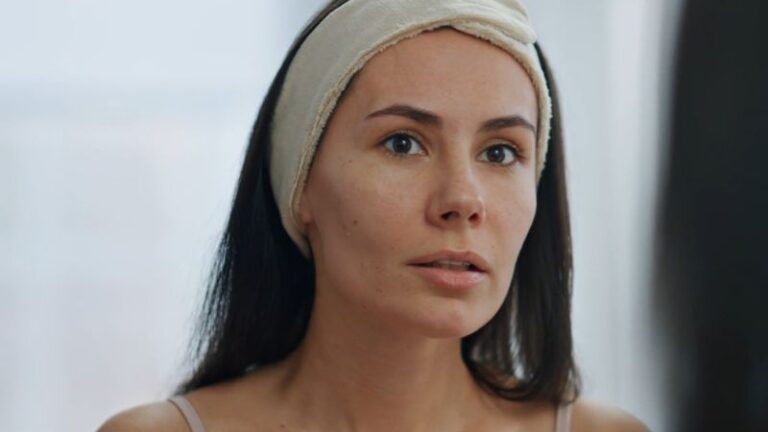 devojka sa trakom oko glave se gleda u ogledalo